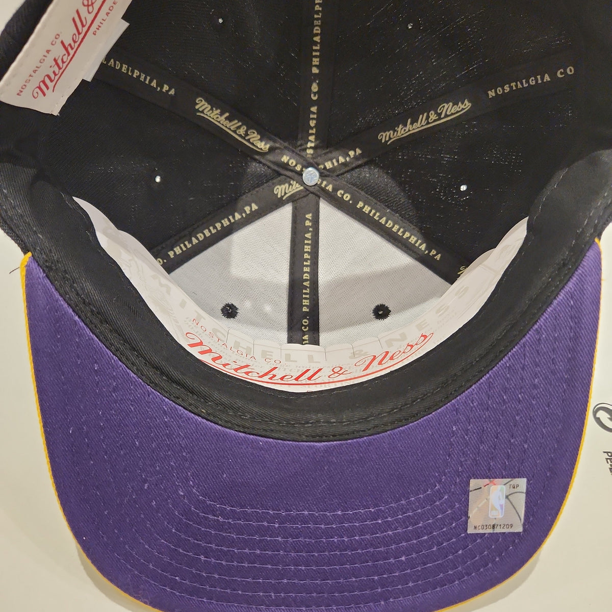 Los Angeles Lakers NBA Mitchell & Ness Men Black/Gold Two Tone Snapback product image 4, provided for visual reference and